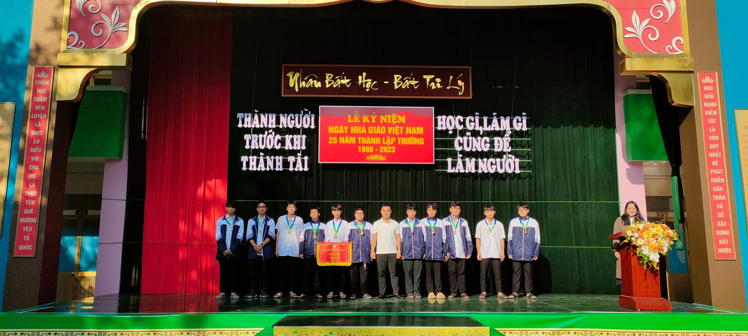 Thầy Bùi Minh Tuyên – Tổ QLHS trao thưởng cho các học sinh nam đạt giải