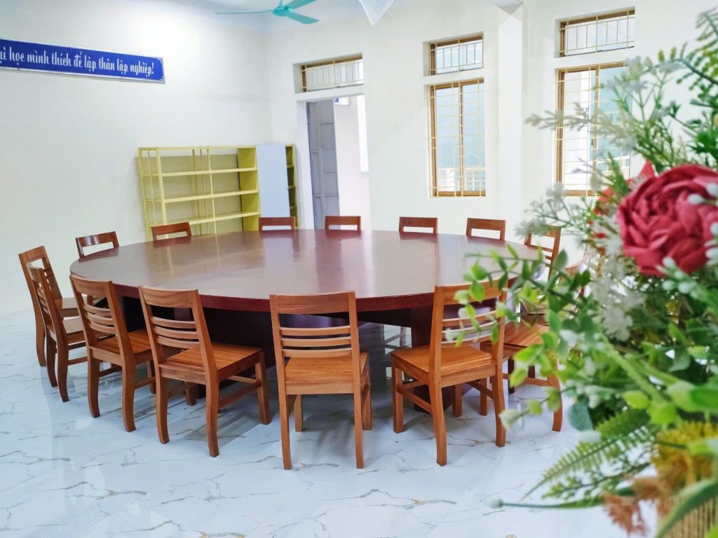 Chiếc bàn bầu dục trong lớp học thảo luận