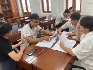Sau giờ học các buổi, học sinh tập hợp về phòng học CLB, cùng nhau học tập